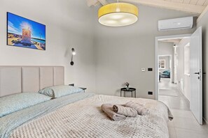 4 bedrooms, iron/ironing board, WiFi, bed sheets