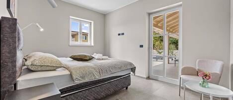 4 bedrooms, iron/ironing board, WiFi, bed sheets