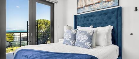 3 soverom, skrivebord, strykejern/-brett og reiseseng for barn