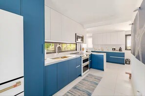 ثلاجة، ميكروويف، فرن، موقد طهي مسطح