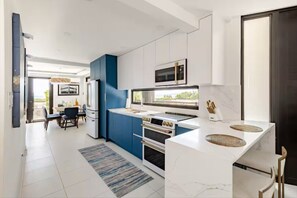 ثلاجة، ميكروويف، فرن، موقد طهي مسطح