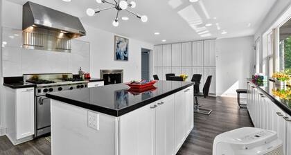 Tranquil 4br Escape Deck, Huge Yard & Nature 4 Bedroom Home