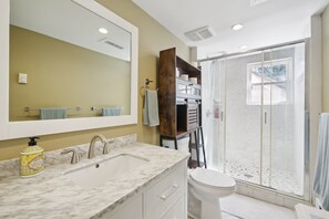 House, 4 Bedrooms | Bathroom | Towels, shampoo