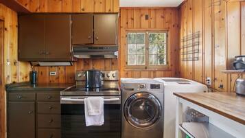 Rumah, 4 kamar tidur | Dapur pribadi | Lemari es, oven, dan mesin pembuat kopi/teh