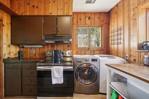 House, 4 Bedrooms | Private kitchen