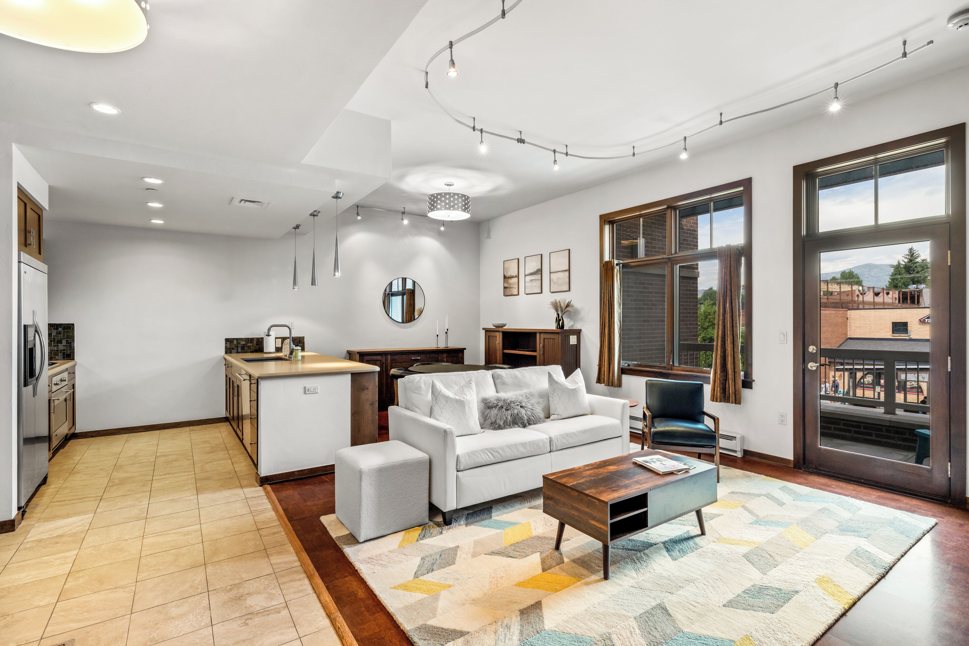 Televisión y chimenea 