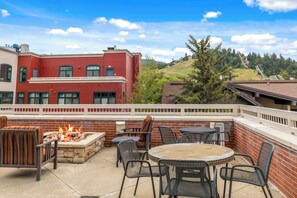 Outdoor dining - Howelsen Place~Downtown Condo~Base Area Ski Locker (Steamboat Springs)
