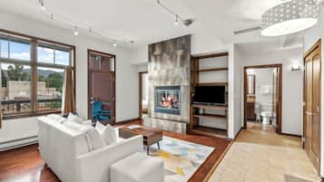 Televisión y chimenea