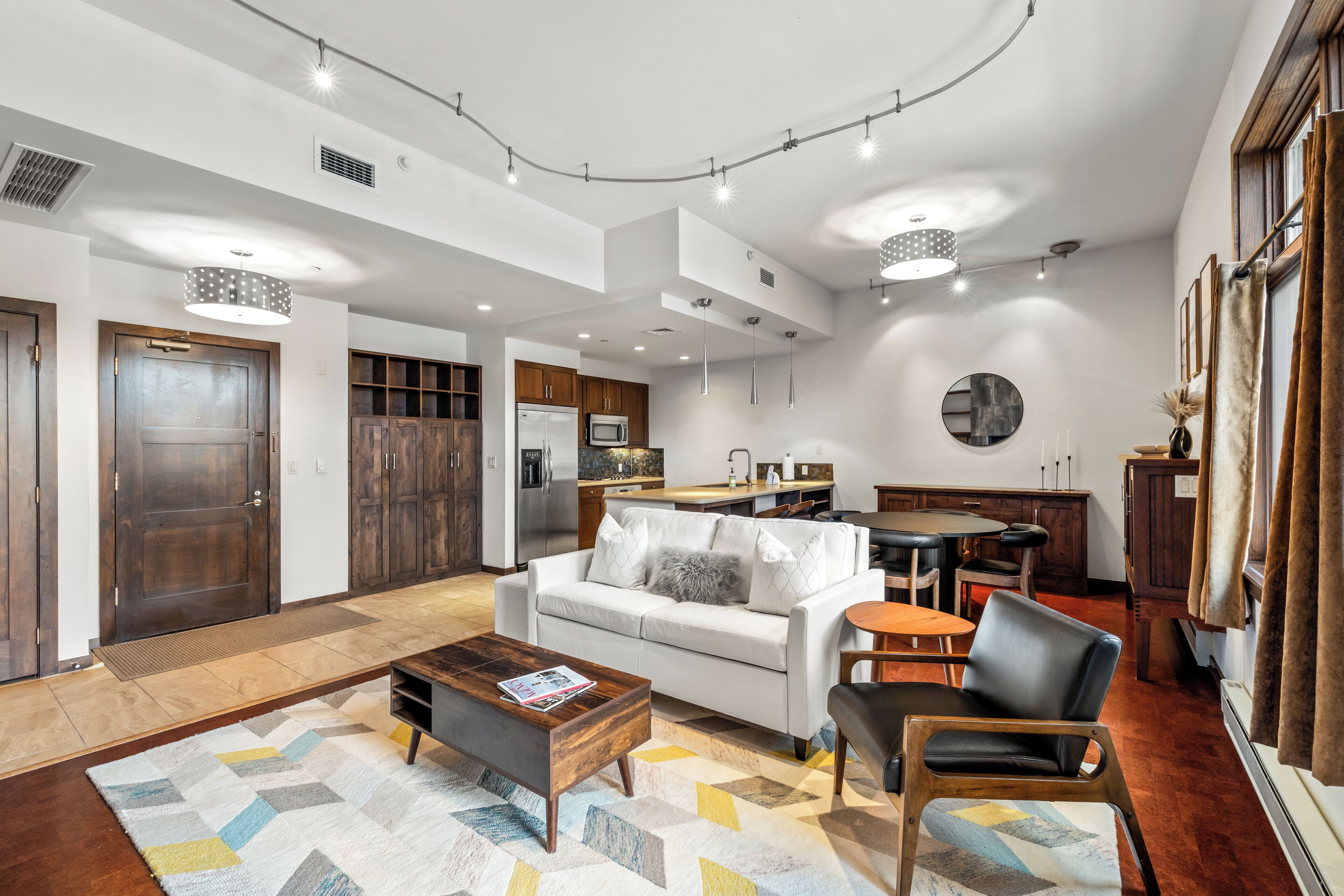 Televisión y chimenea 