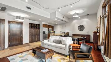 Televisión y chimenea