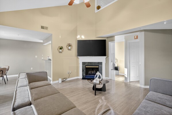 Condo, 2 habitaciones | Área de sala de estar | Smart TV y servicios de streaming 