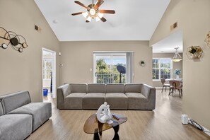 Condo, 2 quartos | Área de estar | Smart TV, serviços de streaming