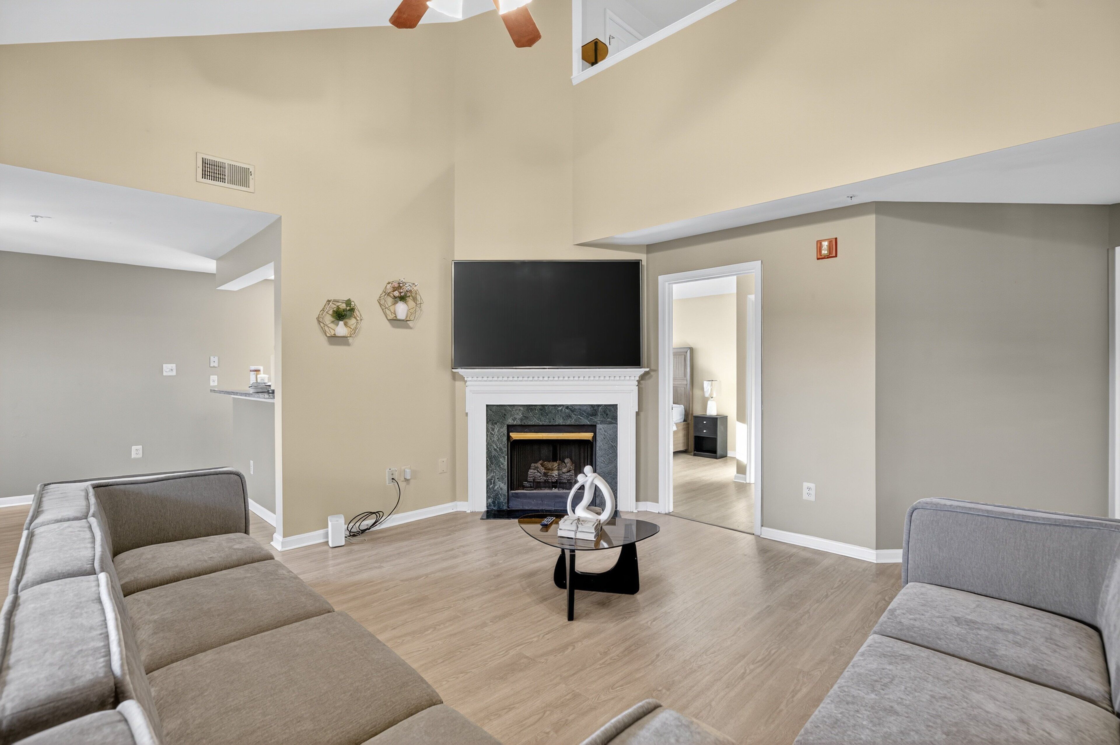 Appart'hôtel, 2 chambres | Coin séjour | TV connectée, services de streaming