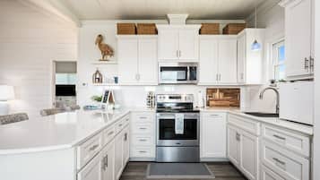 House, 1 Bedroom | Private kitchen | Fridge