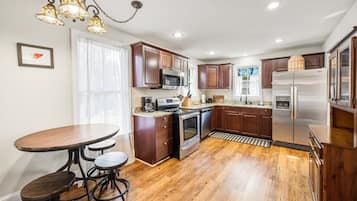 House, 4 Bedrooms | Private kitchen | Fridge, oven, coffee/tea maker, toaster