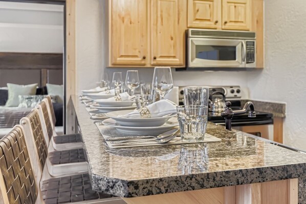 Condo, 1 chambre | Cuisine privée | Réfrigérateur, un four, cafetière-théière, grille-pain