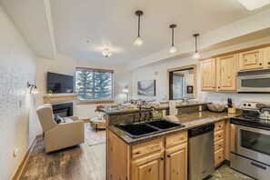 Apartment, 1 Schlafzimmer | Eigene Küche | Kühlschrank, Ofen, Wasserkocher mit Kaffee-/Teezubehör, Toaster