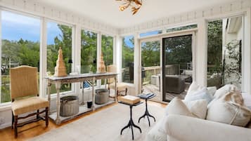 House, 4 Bedrooms | Living area | Smart TV