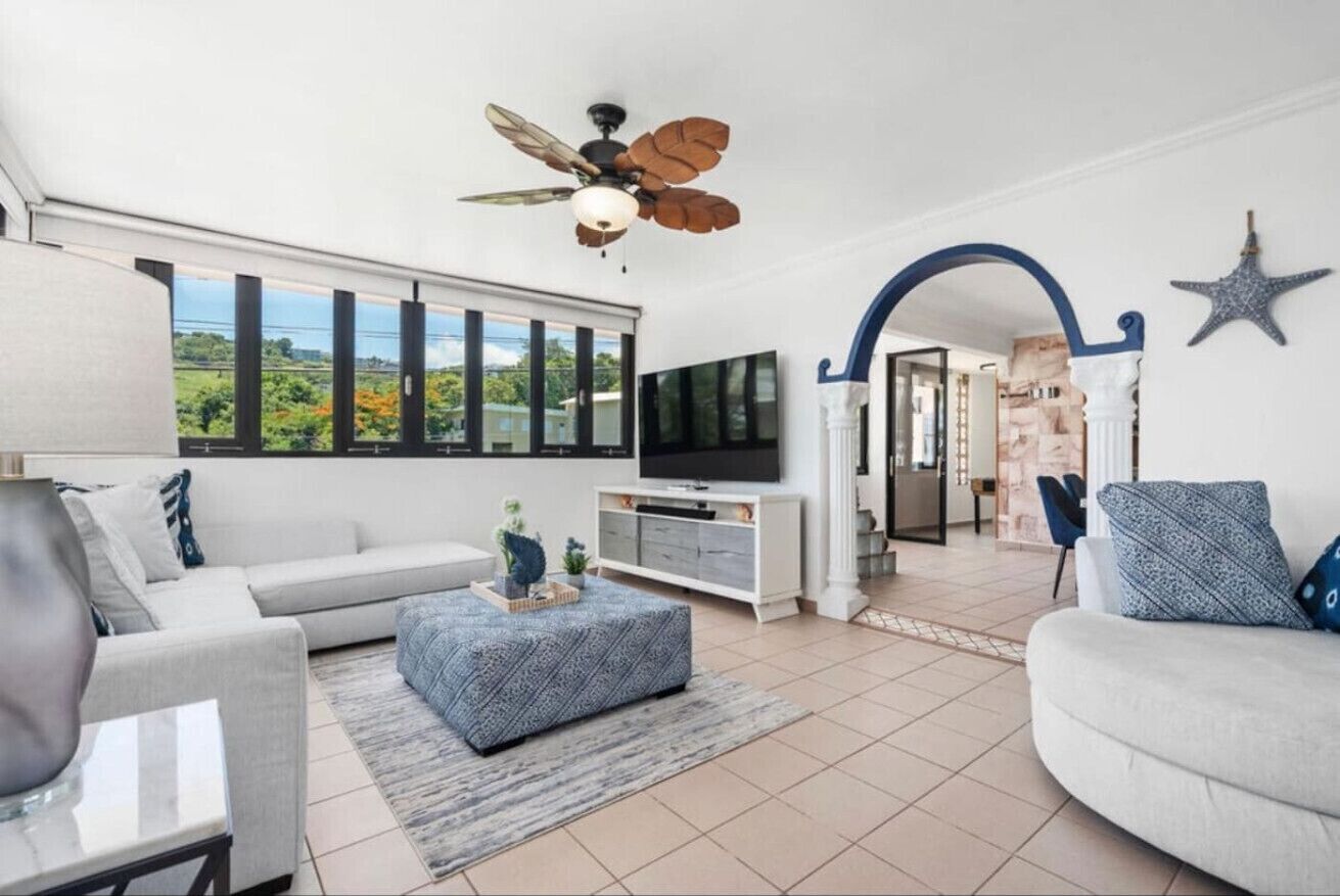 智能电视、书、立体声音响