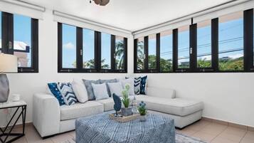 智能电视、书、立体声音响