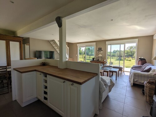 Beautiful vacation home sleeps 8, spacious. 12 min from the beaches