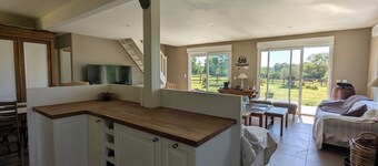 Beautiful vacation home sleeps 8, spacious. 12 min from the beaches