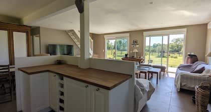 Beautiful vacation home sleeps 8, spacious. 12 min from the beaches