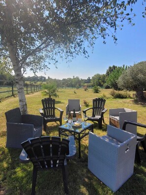 Terrace/patio - Beautiful vacation home sleeps 8, spacious. 12 min from the beaches (Mandeville-en-Bessin)