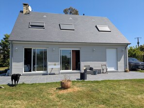 Exterior - Beautiful vacation home sleeps 8, spacious. 12 min from the beaches (Mandeville-en-Bessin)
