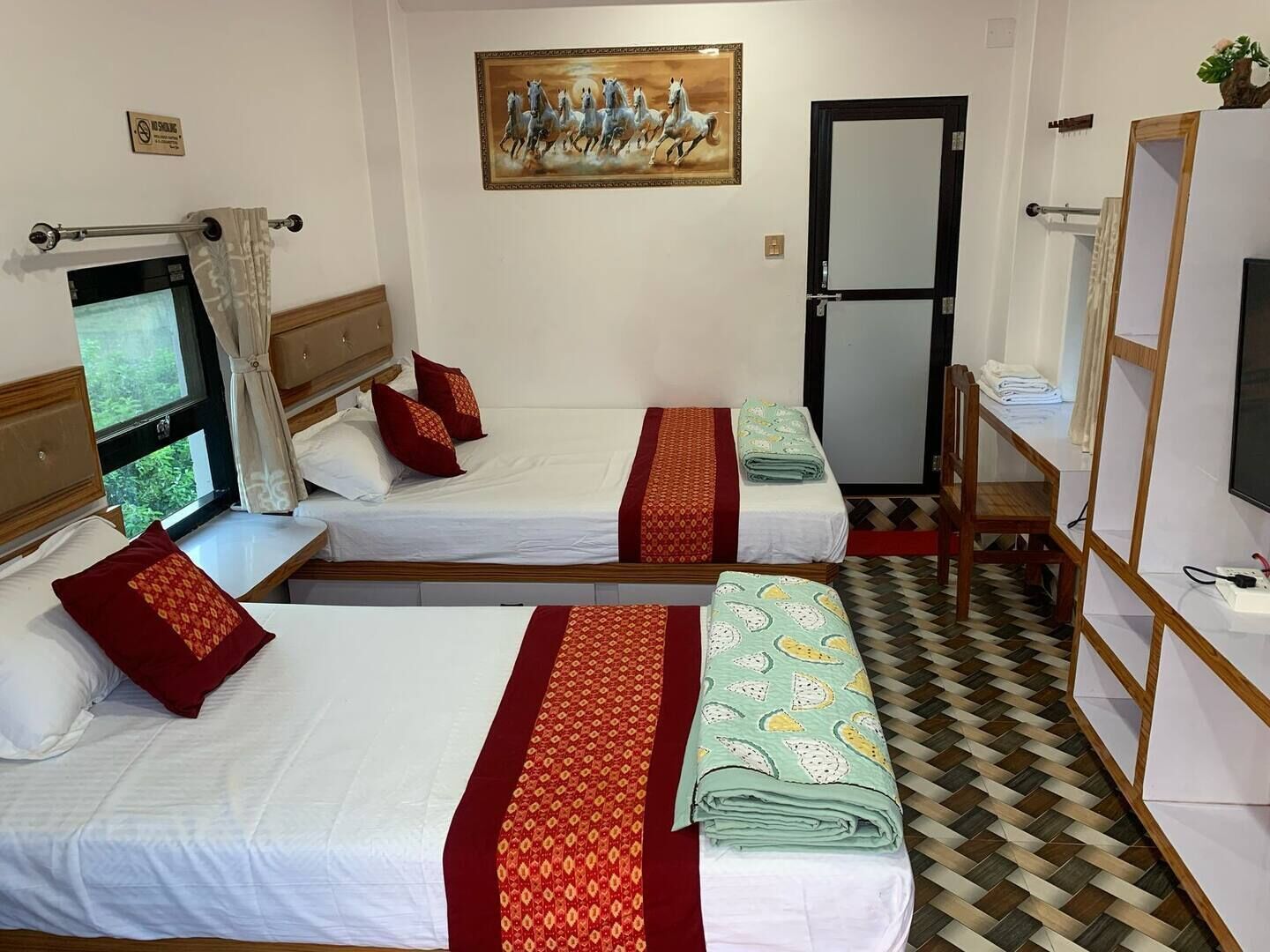 Trippelrum - utsikt mot trädgården | Skrivbord, arbetsyta för laptop, mörkläggningsgardiner och gratis wi-fi