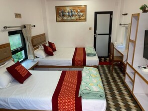 Værelse til 3 personer - udsigt til have | Skrivebord, arbejdsområde til bærbare computere, mørklægningsgardiner