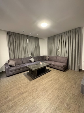 Apartment, 1 Bedroom, Accessible, Smoking | Living area