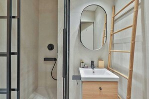 Apartment | Bathroom | Hair dryer, towels, shampoo