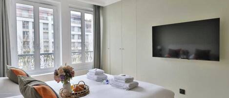 1 habitación y espacio para trabajar con laptop