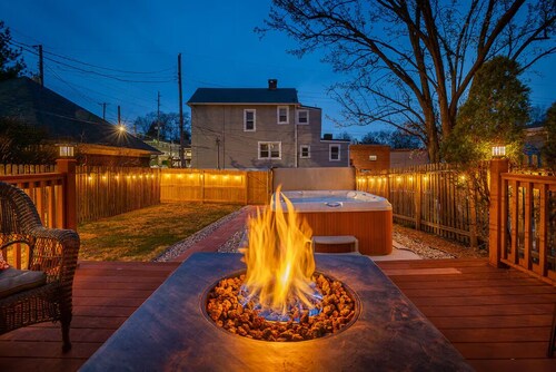 The Reserve ~ 5BR Fun! Hot Tub, Fire Pit, Deck, Walkable To Bardstown Rd