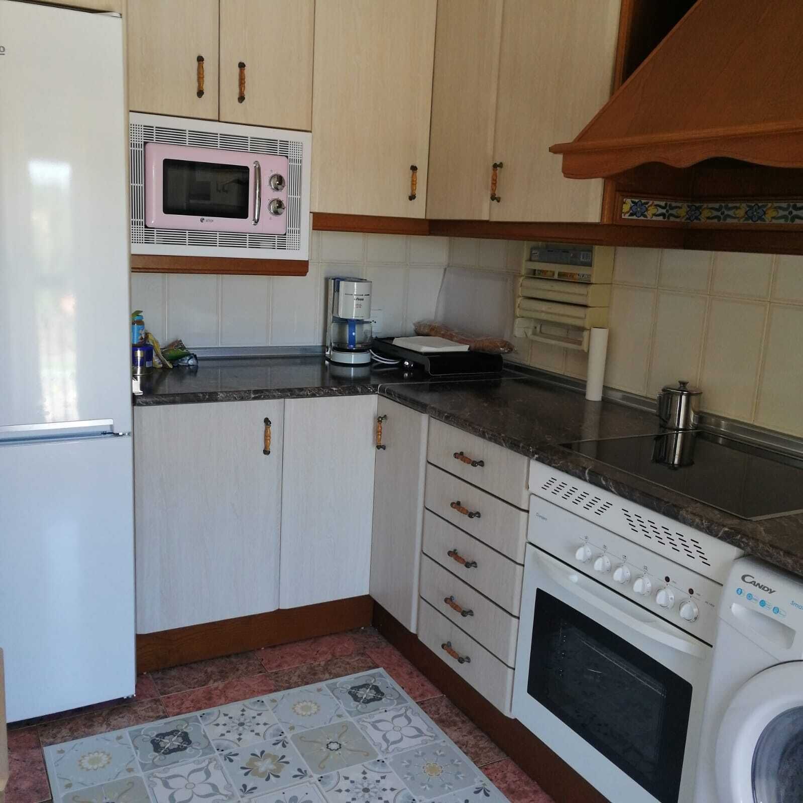 Frigorífico, microondas, horno y placa de cocina