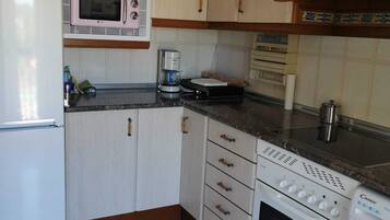 冷蔵庫、電子レンジ、オーブン、コンロ