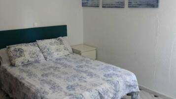 3 bedrooms, desk, iron/ironing board, free WiFi