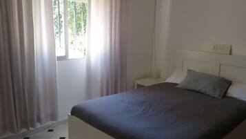 デスク、アイロン / アイロン台、WiFi (無料)、ベッドシーツ