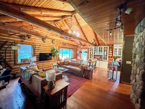 New! The Den on Denniston, with game room, movie theater, fire pit and more. Close To HITS Horse show & Hunter Mountain skiing