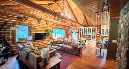 New! The Den on Denniston, with game room, movie theater, fire pit and more. Close To HITS Horse show & Hunter Mountain skiing
