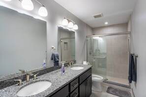 Towels, toilet paper - Lakeside Bliss- Close to Highmark Stadium, home of the Bills! (Angola)
