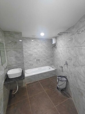 Deluxe Room, City View | Bathroom