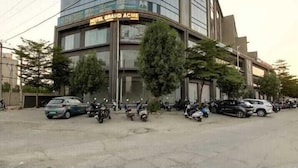 Un hôtel avec une enseigne indiquant « HÔTEL GRAD ACME ».