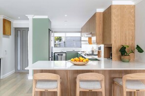 冰箱、微波炉、烤箱、炉灶