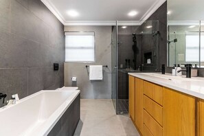 Douche, sèche-cheveux, serviettes fournies