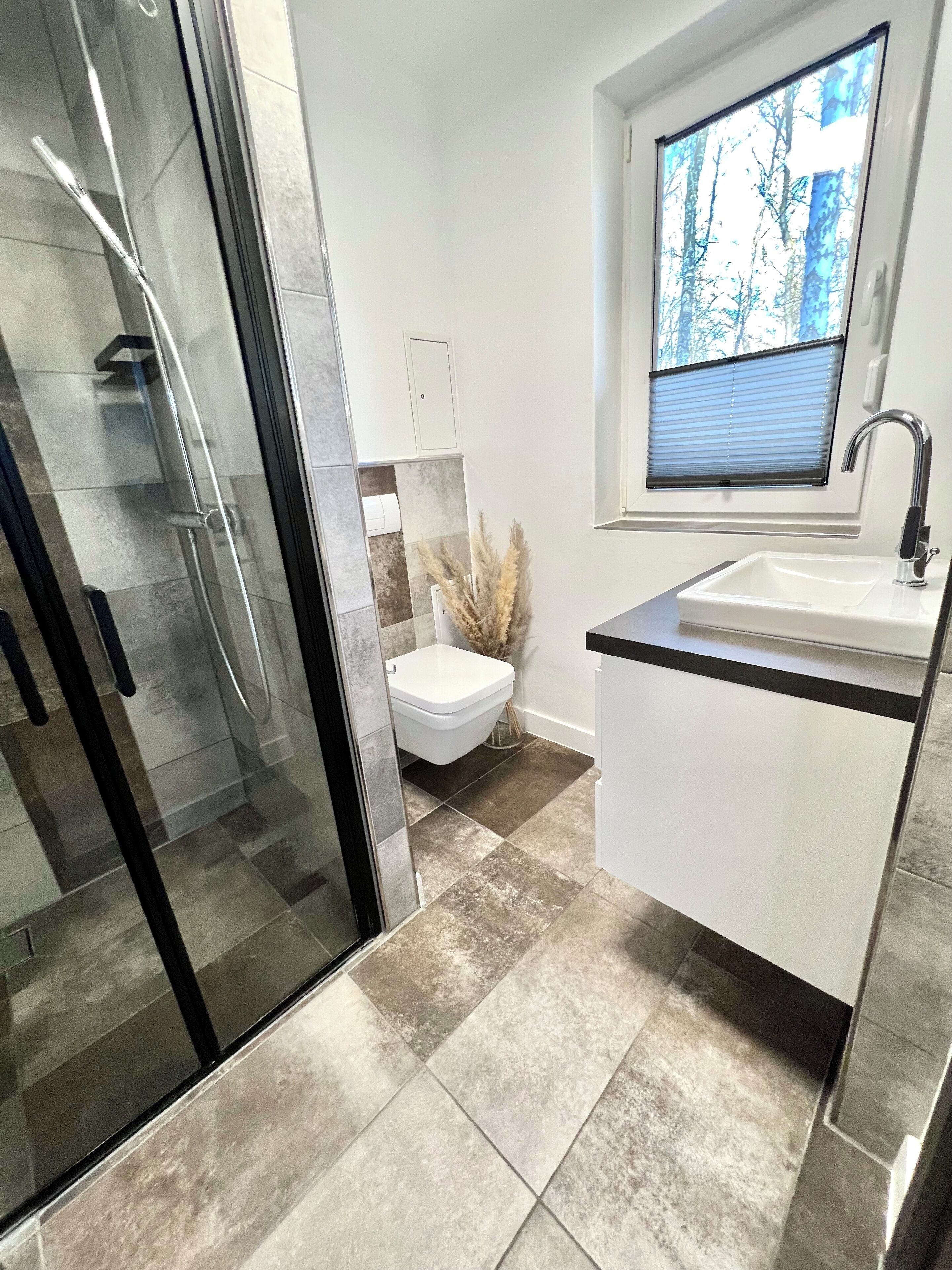 Douche, sèche-cheveux, savon, papier toilette