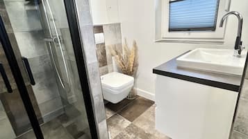 Dusche, Haartrockner, Seife, Toilettenpapier