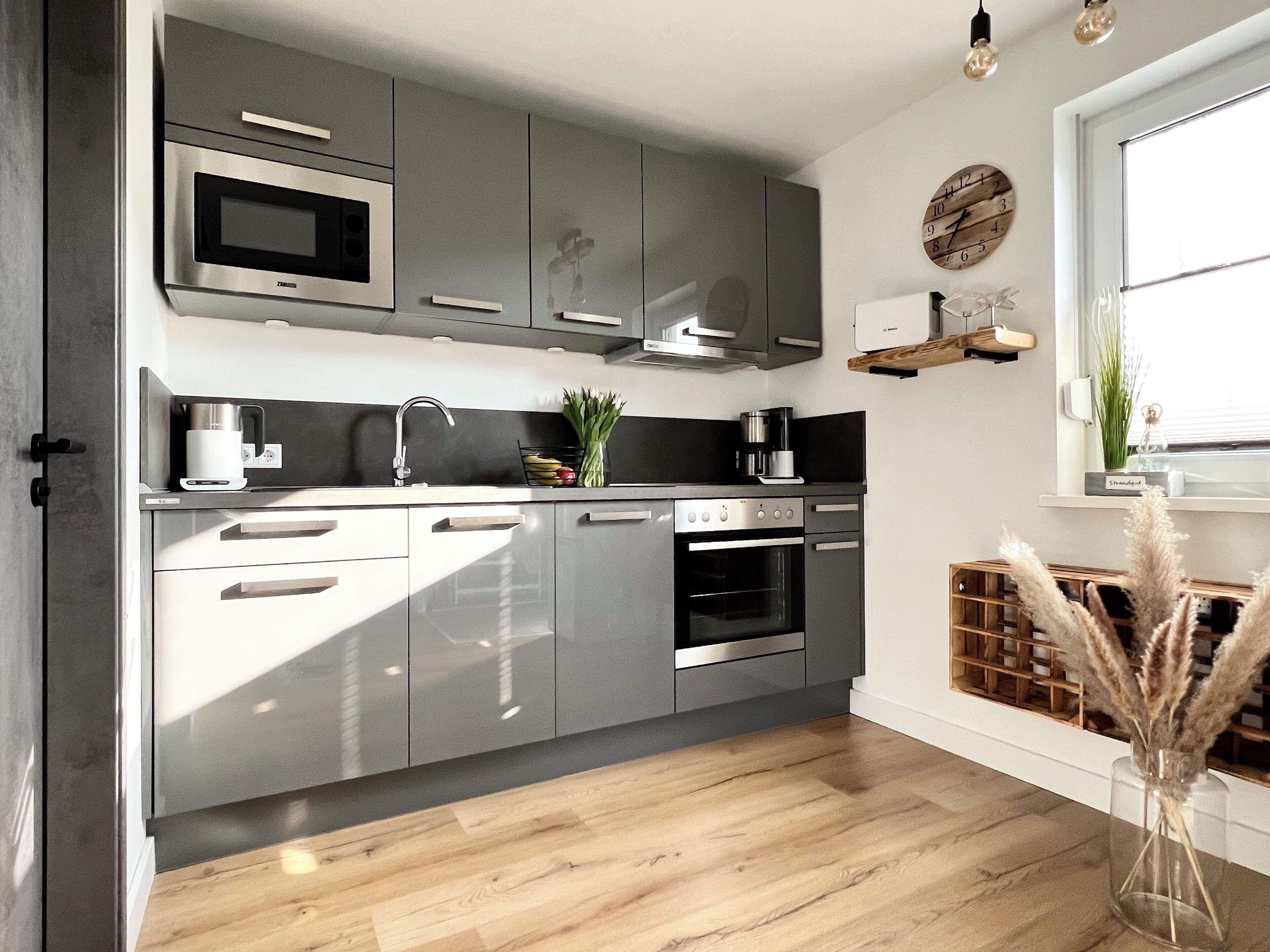 Microondas, horno, placa de cocina y lavavajillas