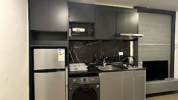 Apartment, 1 Bedroom, Accessible, Smoking | Private kitchen